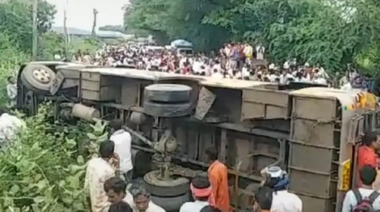 गाडरवारा से उदयपुरा चलने वाली यात्री बस पलटी ,कई यात्री घायल 