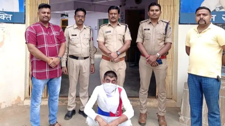 पुलिस ने दविश देकर घर के बाड़े में गांजे की खेती कर रहे आरोपी को पकड़ा