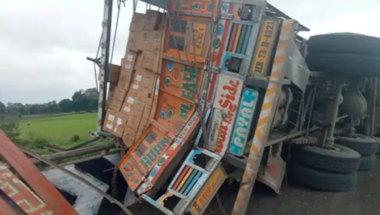 गाय बचाने में अनियंत्रित हुआ ट्रक पलटा : ट्रक कीटकनाक दवा से भरा था 