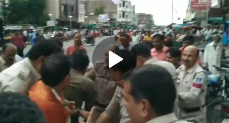 CM शिवराज सिंह के पुतला दहन के दौरान गढ़ाकोटा में कांग्रेसियों की पुलिस से झूमाझटकी