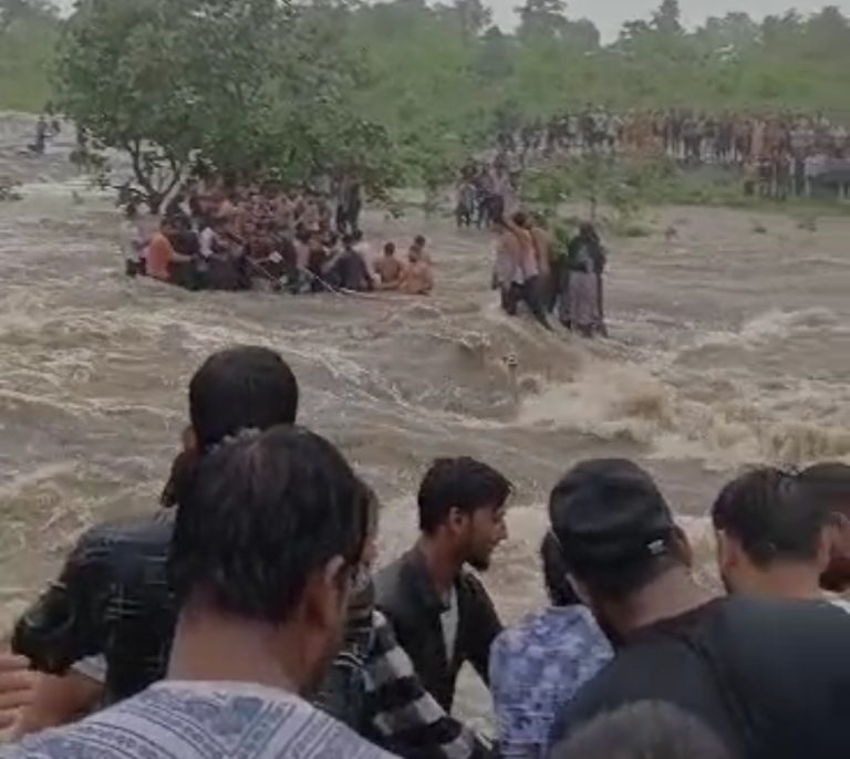 पानी में फंसे सैकड़ों पर्यटक 15 वर्षीय बालक लापता, रेस्क्यू जारी