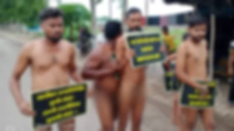 इन युवाओ का फूटा गुस्सा निर्वस्त्र होकर किया प्रदर्शन, जाने वज़ह