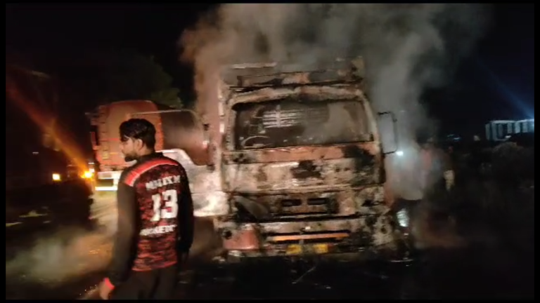 नलजल योजना के पाइप भरकर आ रहे ट्रक में लगी आग ,ड्राइवर ने कूंदकर बचाई अपनी जान 