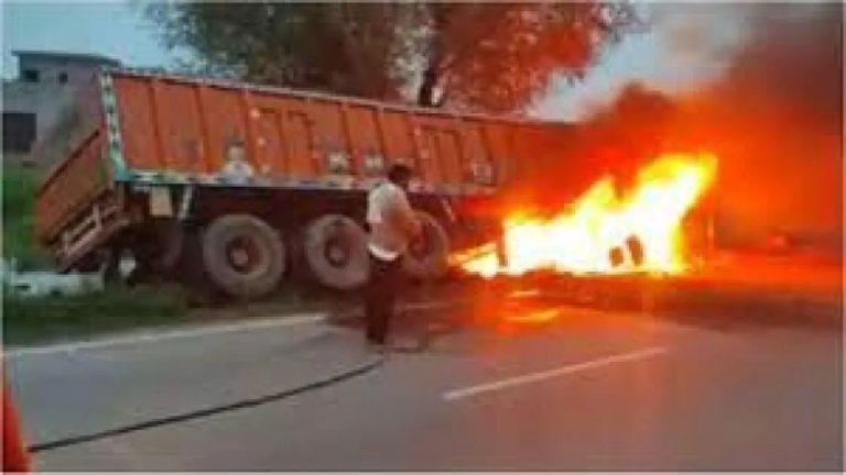 चलते ट्रक में लगी आग ,ड्राइवर की जलकर हुई मौत 