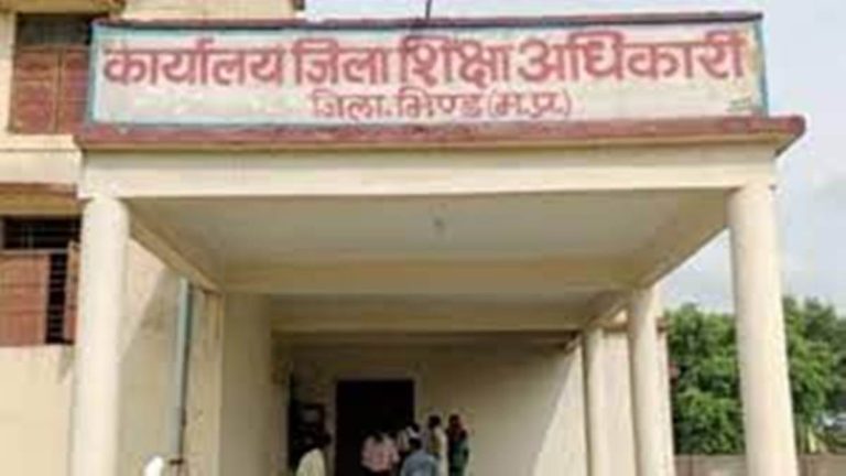 सीएम राइज स्कूल के शिक्षक को तीसरे बच्चे की जानकारी छिपाने पर नौकरी से हटाया। 