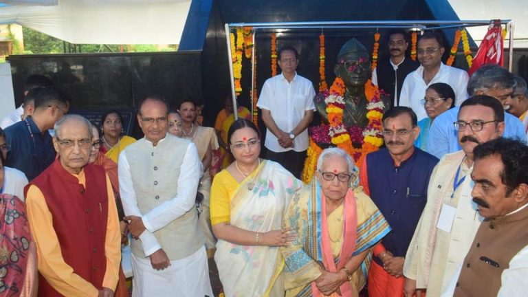 सीएम शिवराज सिंह चौहान शनिवार को एक दिन के दौरे पर जबलपुर पहुंचे 