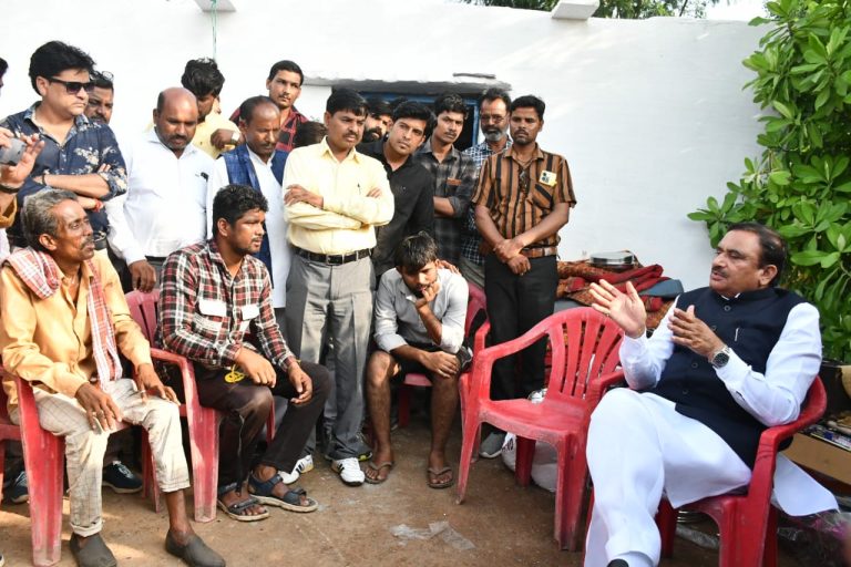 MP: मंत्री भूपेंद्र सिंह बरोदिया नौंनागिर पहुंचे, मृतक के परिजनों से मिले जताया दुःख