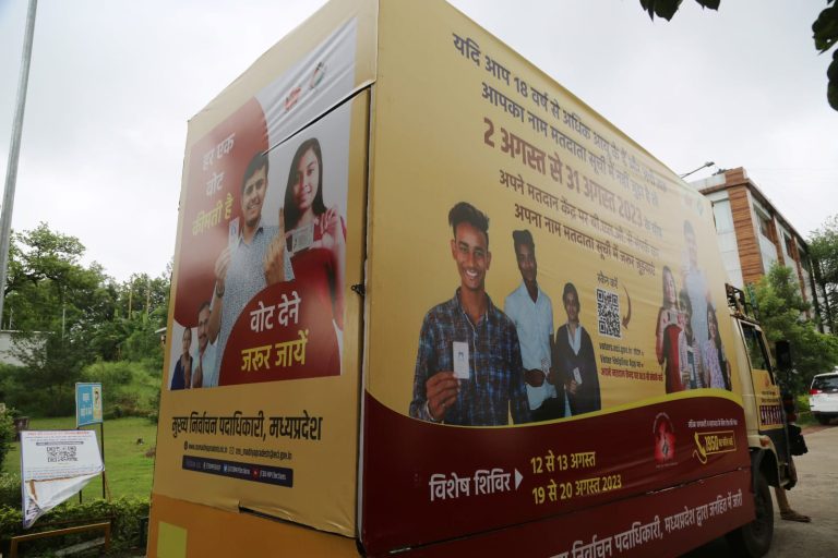 मुख्य निर्वाचन पदाधिकारी ने मतदाता जागरूकता वाहनों को हरी झंडी दिखाकर किया रवाना