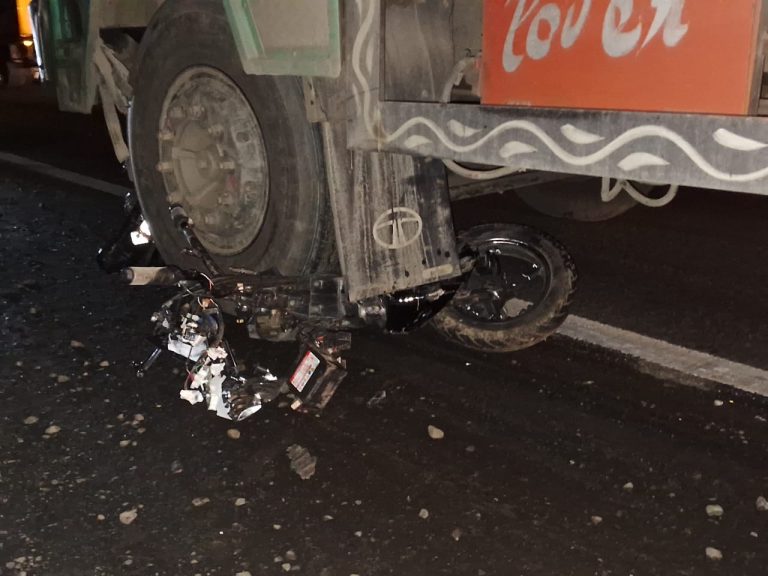 स्कूटी सवार दो लोगो को कंटेनर ने कुचला, मौके पर दोनों की मौत