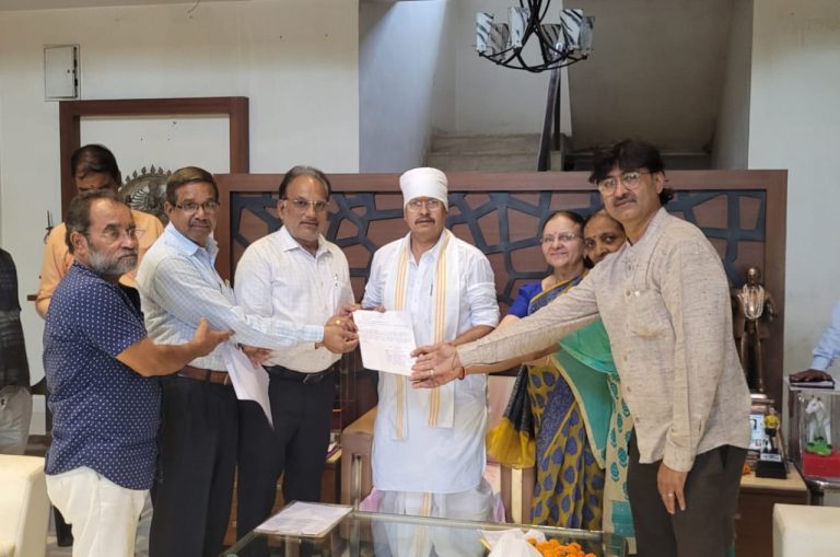 हाई स्कूल प्राचार्य ने अपनी मांगों को लेकर सागर विधायक शैलेंद्र जैन को ज्ञापन सौंपा