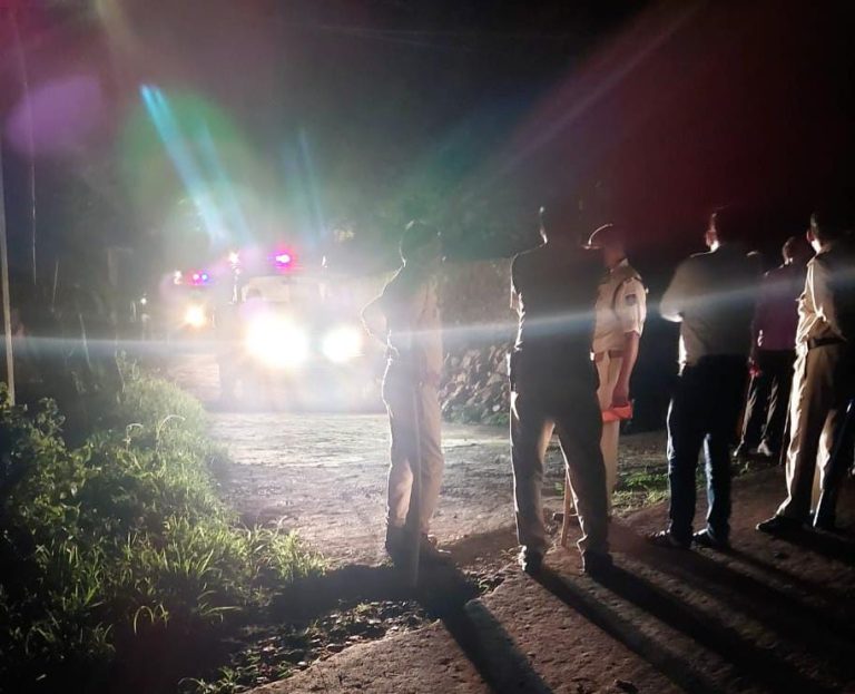 युवक ने कुल्हाड़ी से वार करके 2 लोगो की हत्या और 3 को घायल करके फरार हो गया