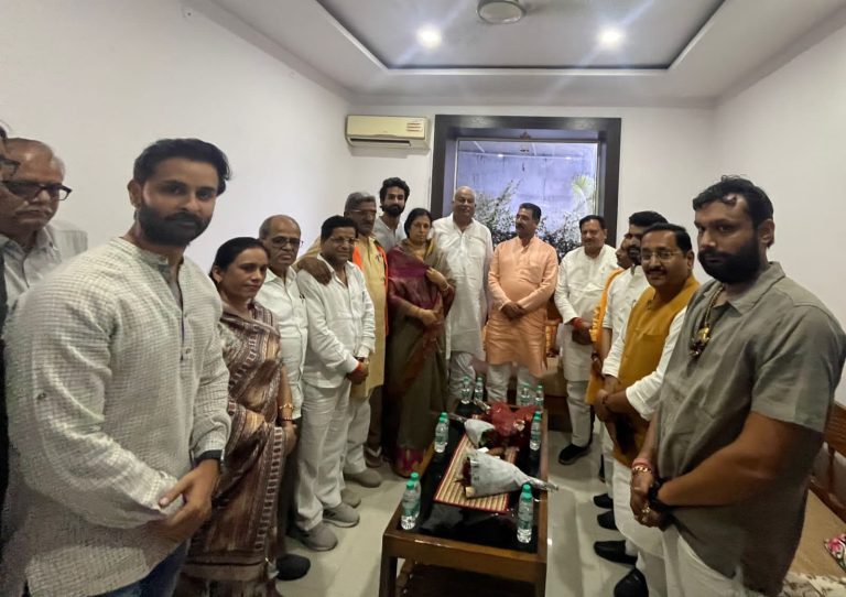 महापौर निवास पर प्रभारी मंत्री एवं प्रदेश संगठन महामंत्री का हुआ स्वागत