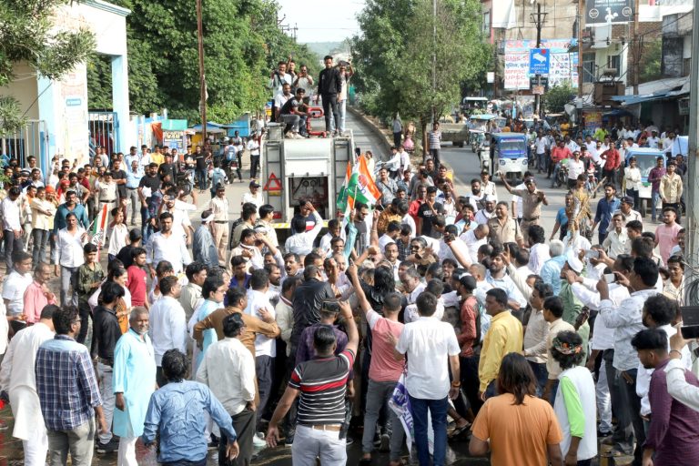 काँग्रेस ने BMC की खामियों और भ्र्ष्टाचार को लेकर सीएम,विधायक,मंत्री,डीन का पुतला फूंका