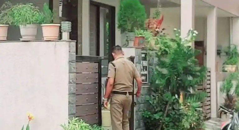 MP: इंदौर में CBI की रेड रिटायर्ड अधिकारी के बंगले की तलाशी जारी