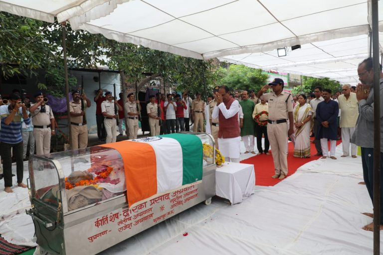 मुख्यमंत्री शिवराज सिंह ने महाराजपुर पहुंचकर पूर्व राज्य मंत्री रामदयाल अहिरवार को श्रद्वांजलि दी