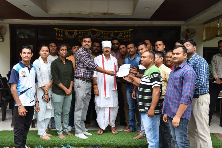 जेल प्रहरी संवर्ग ने अपनी मांगों को लेकर सागर विधायक शैलेंद्र जैन को ज्ञापन सौंपा