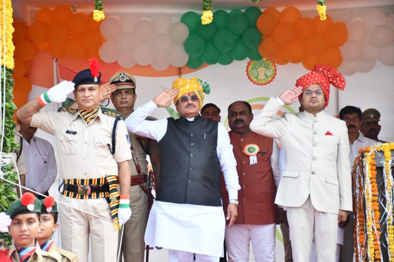 जबलपुर: स्वतंत्रता दिवस पर मंत्री भूपेंद्र सिंह ने ध्वजारोहण कर परेड की सलामी ली