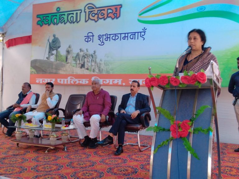 स्वतंत्रता दिवस पर महापौर श्रीमती संगीता सुशील तिवारी ने निगम अध्यक्ष एवं निगमायुक्त की उपस्थिति में ध्वजारोहण किया