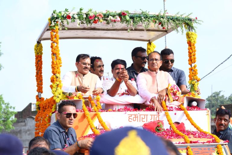 मुख्यमंत्री शिवराज चौहान का गुनौर हेलीपैड पर हुआ आत्मीय स्वागत