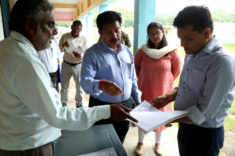 संभागायुक्त डॉ रावत ने मतदान केन्द्रों का किया निरीक्षण