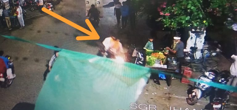 SAGAR: महिला के गले से सोने की चैन छीनकर भागे बदमाश, कैमरे में कैद वारदात