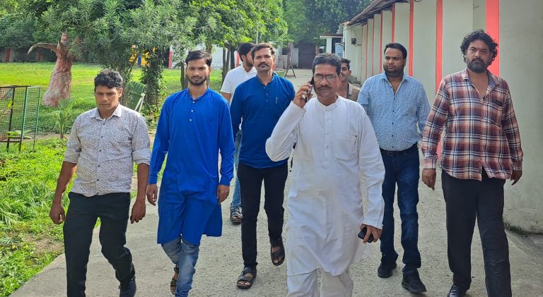 पूर्व मंत्री सुरेन्द्र चौधरी पहुँचे विभिन्न मतदान केन्दों पर, अनेकों केन्दों पर नही मिलें बी.एल.ओ