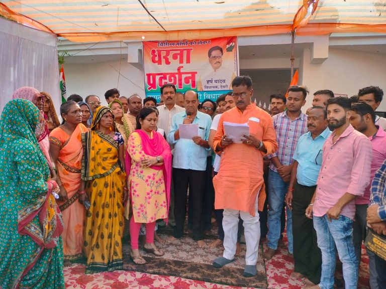 काँग्रेस ने राष्ट्रपति के नाम तहसीलदार को सौंपा ज्ञापन