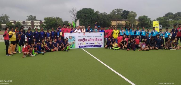 हॉकी के जादूगर मेजर ध्यानचंद्र का जन्म दिवस खेल महोत्सव के रूप में खेल परिसर में मनाया