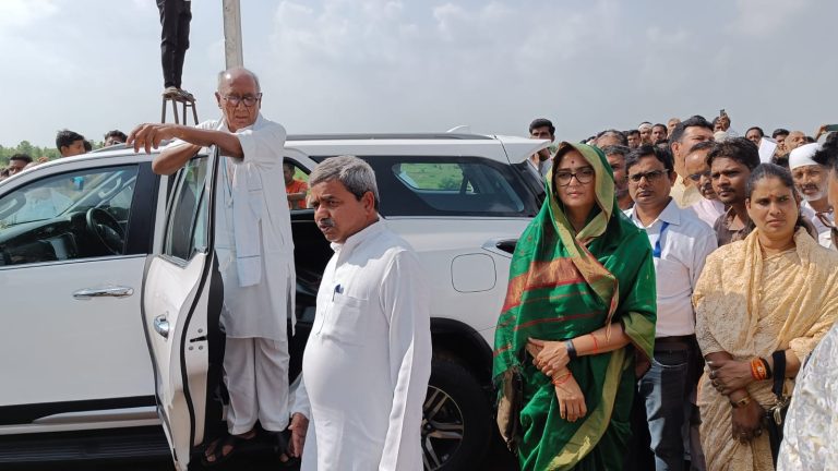 काँग्रेस नेता दिग्विजय सिंह बुधवार बरोदिया नौनागिर पहुंचे, पीड़ित परिवार से बंद कमरे में की बात