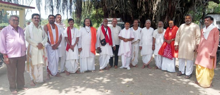 MP: बेबस नदी के तट पर जुटे पुजारी पुरोहित विद्वान