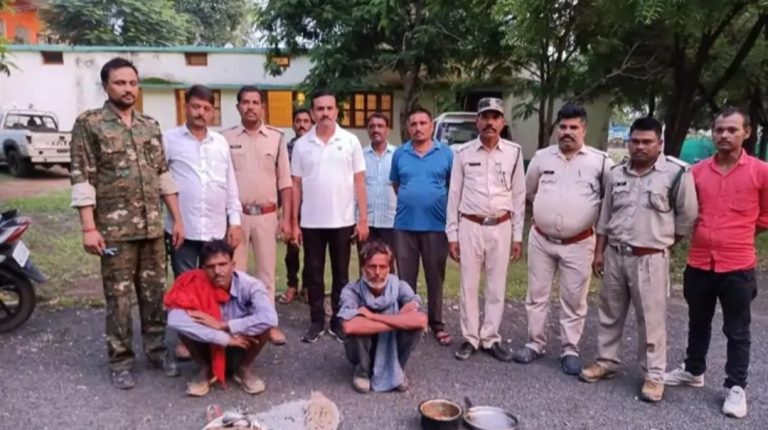 जंगली सूअर का मांस पका रहे युवकों को पुलिस ने पकड़ा 