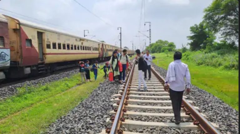 भोपाल बिलासपुर एक्सप्रेस में करंट के डर से मचा हड़कंप