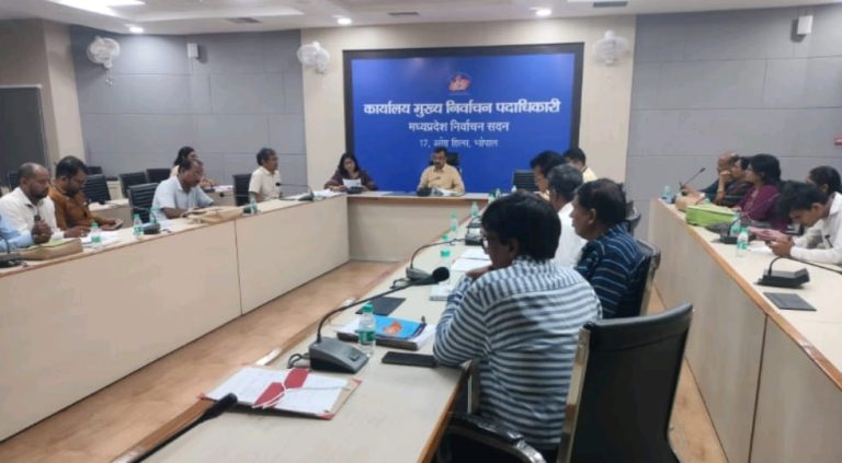 मृत व दोहरी प्रविष्टि वाले मतदाताओं के नाम अनिवार्य रूप से सूची से हटाएं