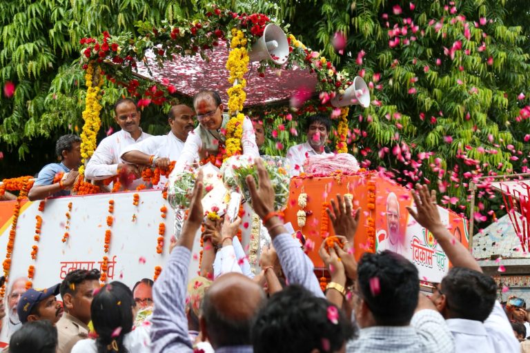 मुख्यमंत्री शिवराज चौहान के जतारा रोड शो में उमड़ा जन सैलाब जगह-जगह पुष्प वर्षा से मुख्यमंत्री का हुआ आत्मीय स्वागत