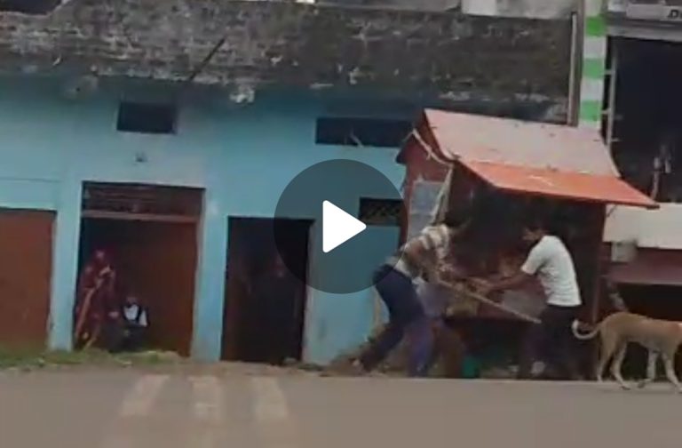 पान की दुकान पर चली लाठियां, घटना का वीडियो वायरल