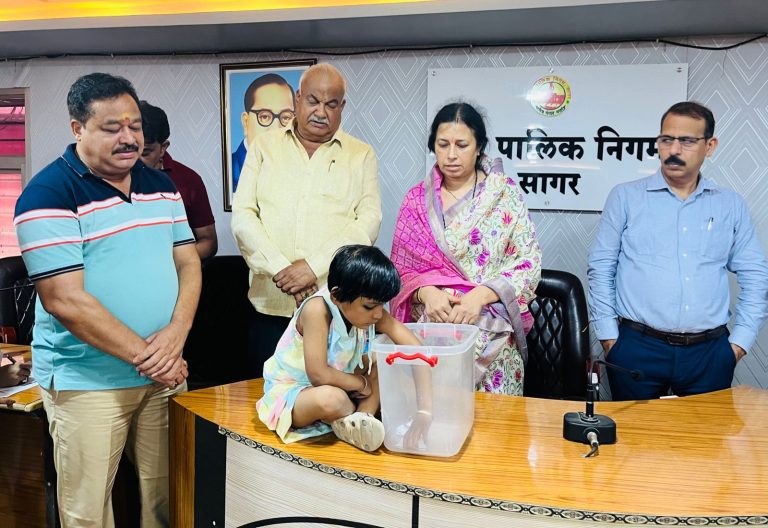 निगम आयुक्त,महापौर और पार्षदों की उपस्थिति में हितग्राहियों को लाटरी पद्धति से किया गया आवासों का आवंटन