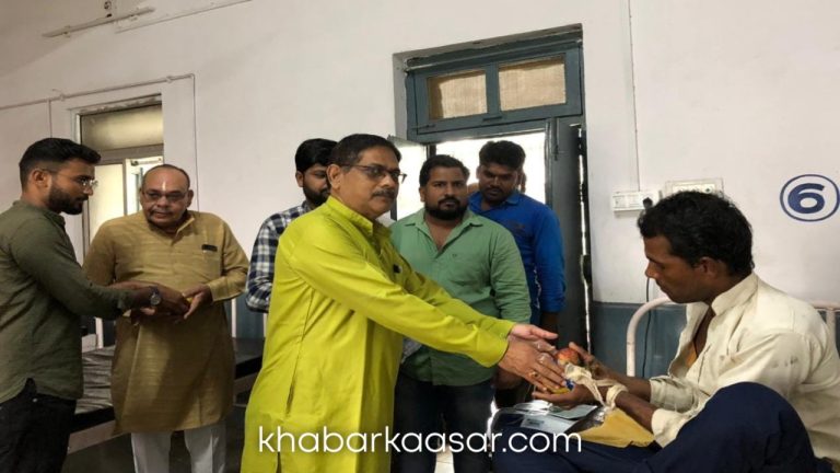 स्व डॉ. परशुराम साहू की याद में मरीजो को फल वितरण