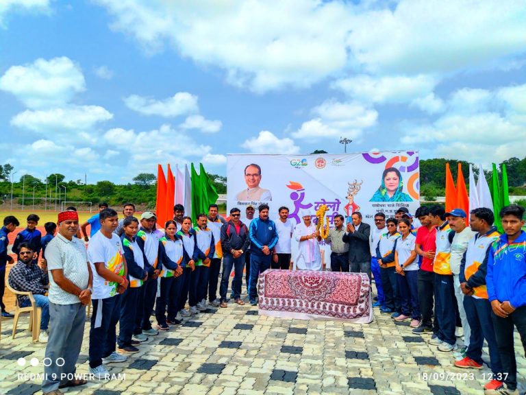 खेलों एम.पी. यूथ गेम्स -2023 की मशाल का विधायक शैलेन्द्र जैन ने किया स्वागत