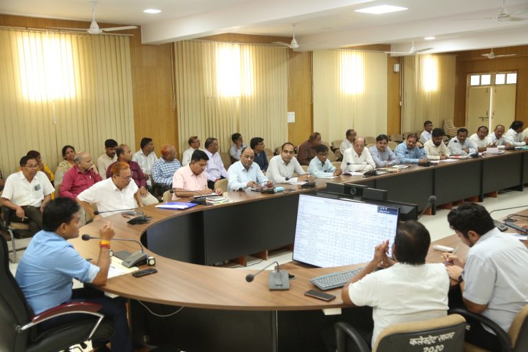 CM हेल्पलाइन में यदि शिकायत को अटेन्ड नहीं किया तो  अधिकारियों का एक दिन का वेतन कटेगा  – कलेक्टर दीपक आर्य