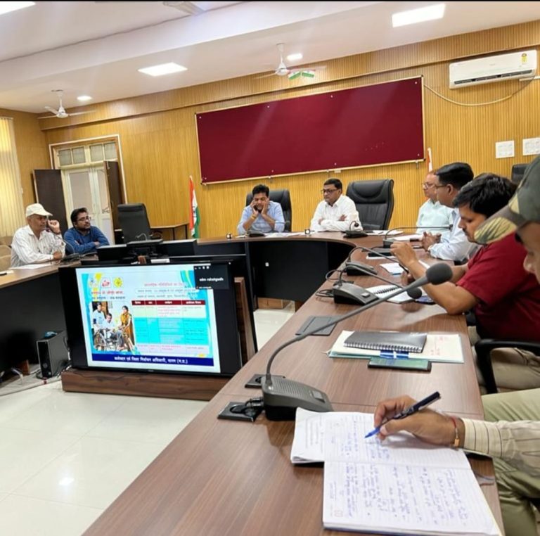 आयोग द्वारा बनाये गये स्वीप कैलेण्डर के अनुसार जिले में समस्त नोडल अधिकारी कार्यक्रमों का संचालन करें – कलेक्टर  दीपक आर्य