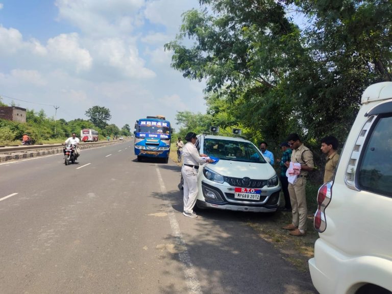 अवैध संचालन, ओव्हरलोड एवं नियम विरूद्ध संचालित वाहनों की सघन चैकिंग की कार्यवाही – आरटीओ