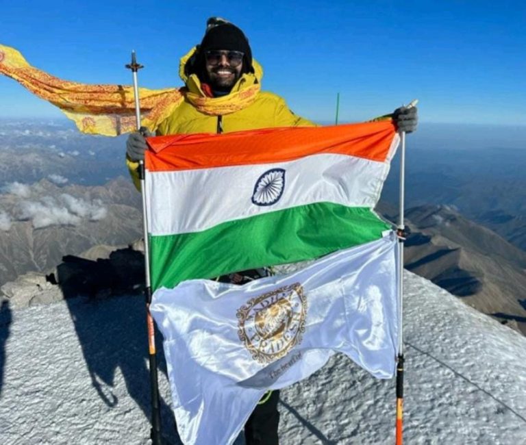 यूरोप की सबसे ऊँची चोटी ‘माउंट एल्ब्रुज’ पर लहराया तिरंगा