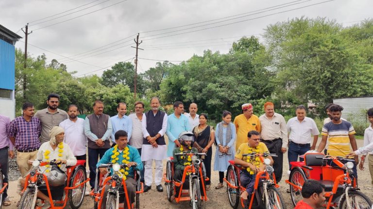 सांसद सिंह द्वारा मोटराइज्ड ट्राई साइकिल पाकर दिव्यांगों के चेहरे पर आई खुशी