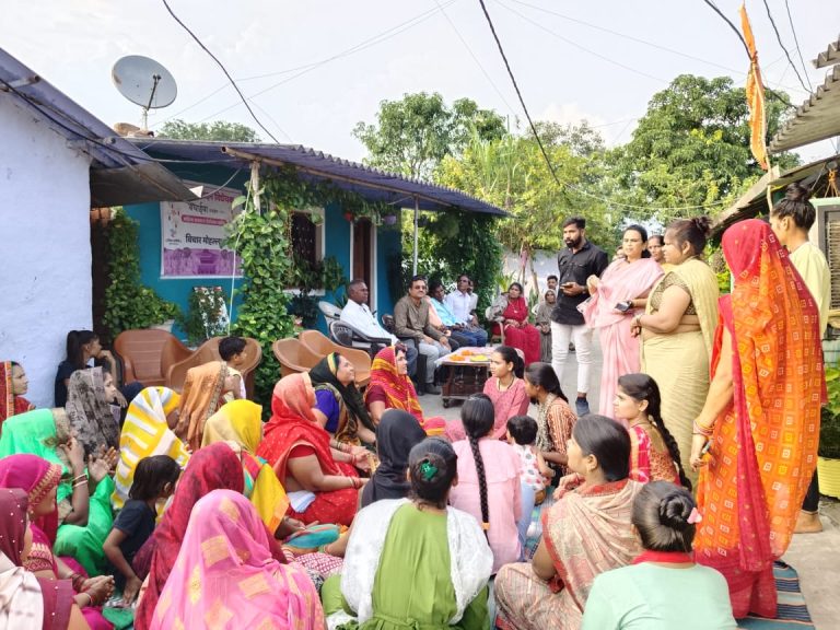 नारी शक्ति वंदन अधिनियम पास होने पर विचार समिति मोहल्ला विकास की महिलाओं ने खुशी मनाई