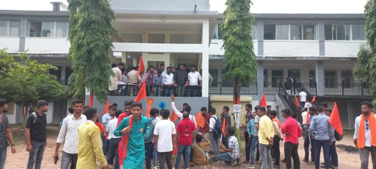 हिन्दू संगठनों का विरोध, गौर विवि के हॉस्टल के वार्डन को हटाने की मांग, जलाया पुतला