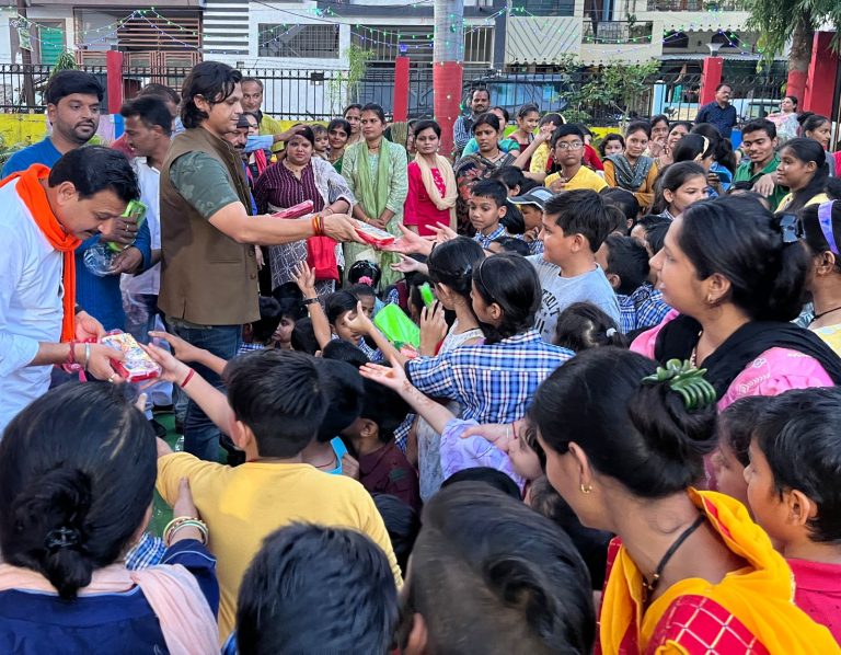 अपने जन्मदिन की पूर्व संध्या पर आकाश सिंह राजपूत ने बच्चों को बांटे उपहार