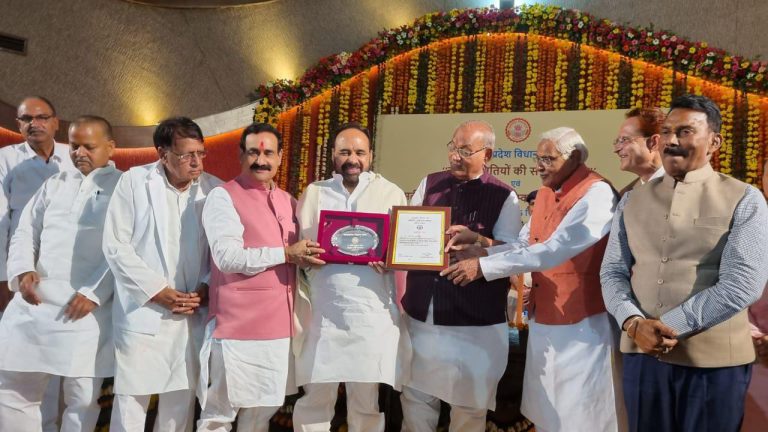 मंत्री गोपाल भार्गव को उत्कृष्ट मंत्री पुरस्कार से सम्मानित किया गया