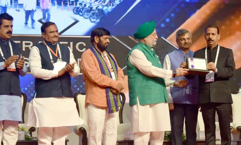 इंडिया स्मार्ट सिटीज कांक्लेव-2023 के राष्ट्रीय मंच पर केंद्रीय मंत्री पूरी ने सागर को बेस्ट मोबिलिटी अवार्ड से सम्मानित किया
