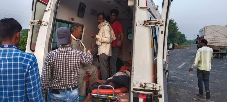 SAGAR: भीषण सड़क हादसा, खडे आपे वाहन को पीछे से बोलेरो ने मारी टक्कर ,2 की मौत 2 घायल