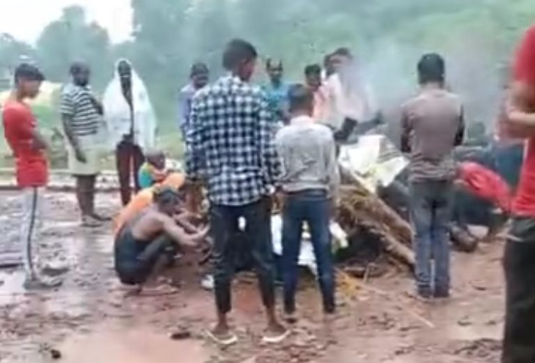 MP में कीचड़ से सने रास्ते से निकली शव यात्रा,फिर तिरपाल लगाकर हुआ अंतिम संस्कार…